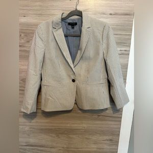 Ann Taylor Size 8- sear-sucker suit